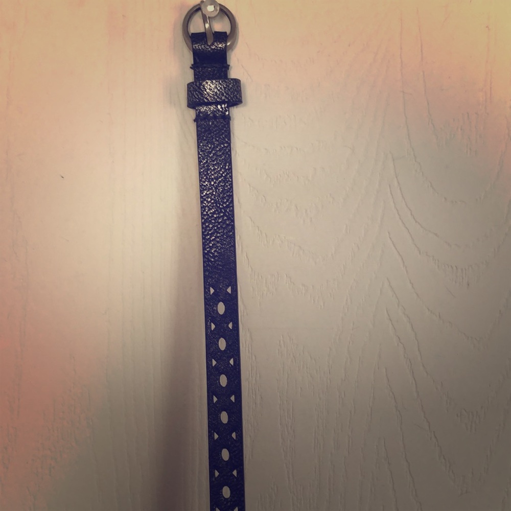 Black round tip belt